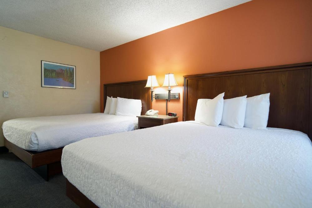 Queen Room with Two Queen Beds - Non-Smoking interior